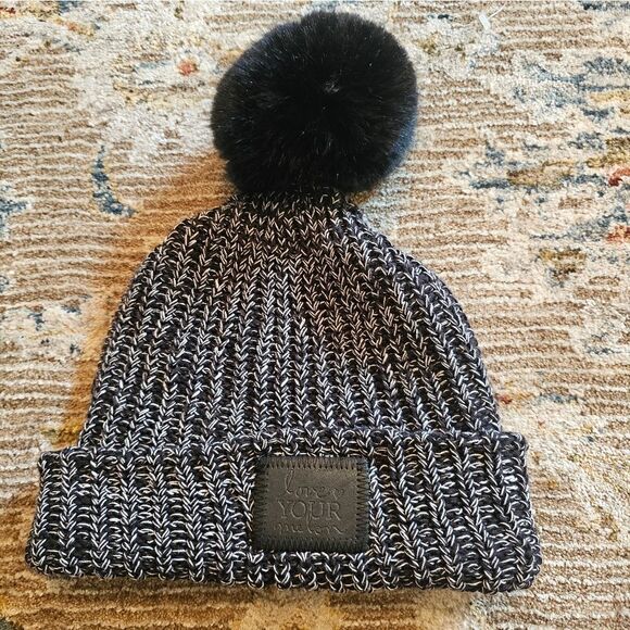 Love your melon hat with removable pom pom in black and  white. Leather tag - Picture 1 of 3